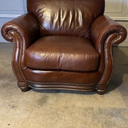 Brown Leather Club Chair – Like New – High Quality