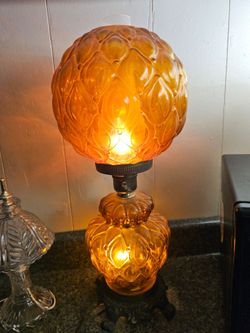 GORGEOUS  DUAL LIGHTING QUILTED AMBER GLOBE LAMP