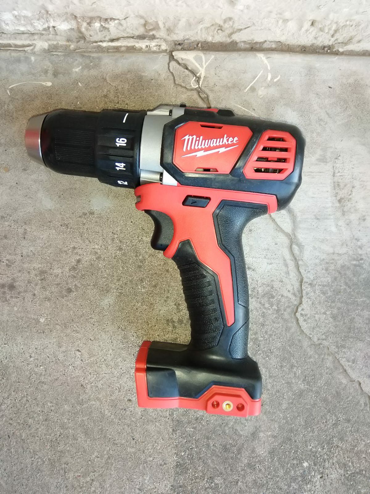 DRILL MILWAUKEE BATTERY NOT INCLUDED