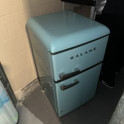 Galanz 20 in. 3.1 cu. ft. Retro Top Freezer Refrigerator, Bebop Blue, Energy Star