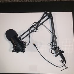 Blue yeti microphone with desk mount 
