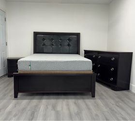 Beautiful Queen size bedroom set. Mattress and boxspring included for free. Delivery available for an additional cost.