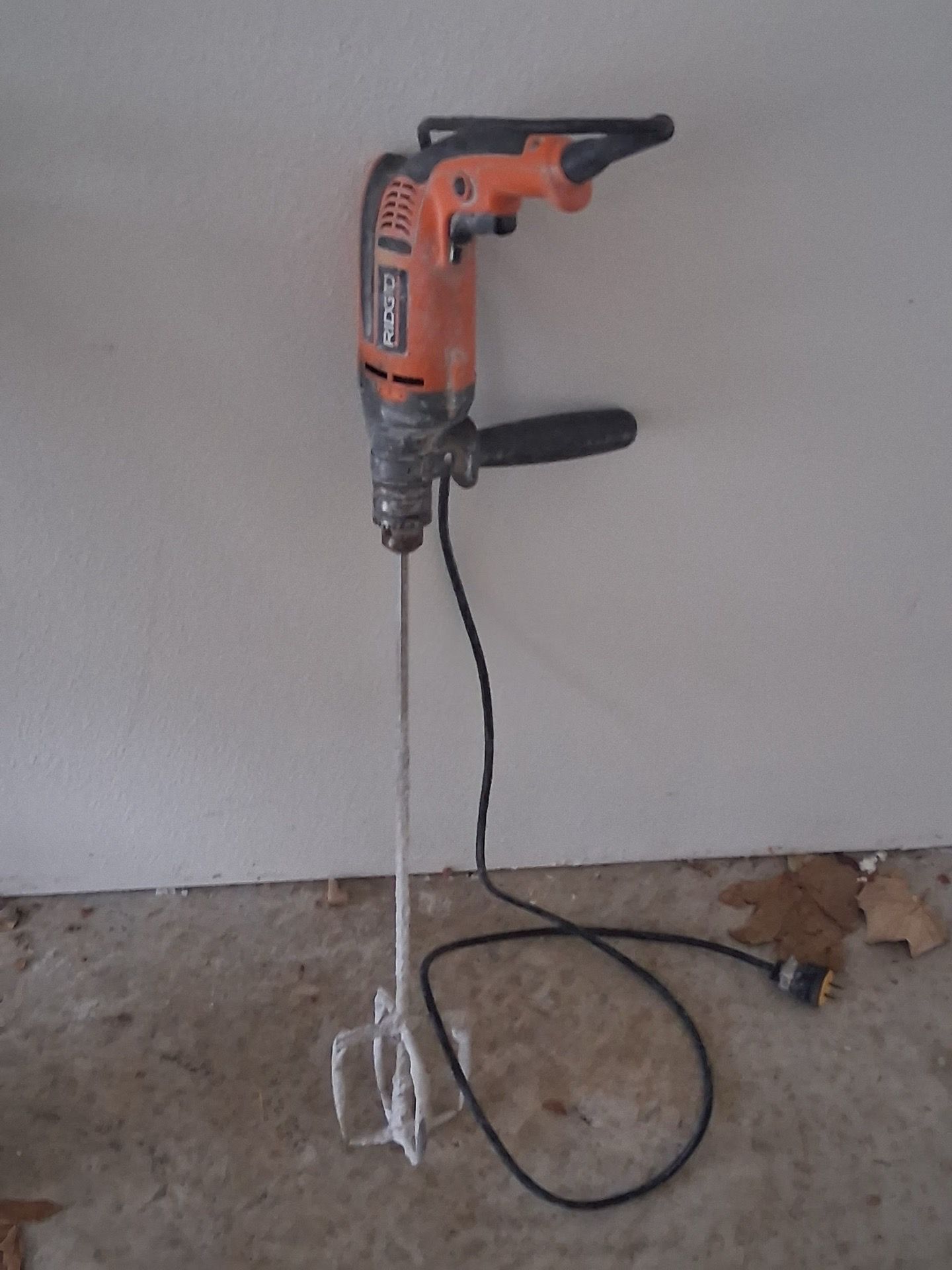 Rigid mixer with mixing paddle
