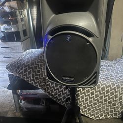 Bosina amplificada  mackie SRM 450  es husada pero toca  bien  y fuerte y tiene  su base pase ponerse