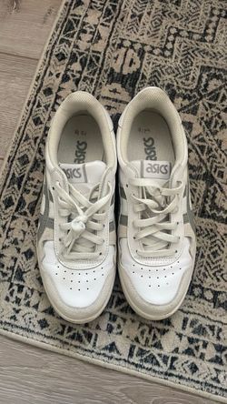 Tennis shoes