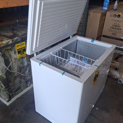 FREEZER 9 cu. ft. Chest Freezer with 2 Storage Baskets