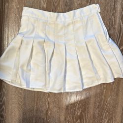 White pleated skirt 