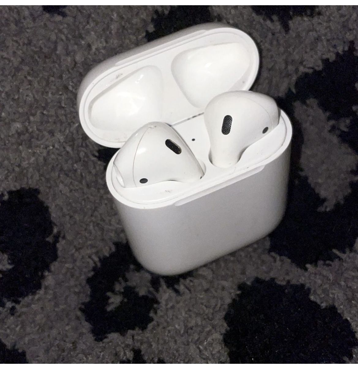 AUTHENTIC APPLE AIRPODS SECOND GENERATION LIKE NEW CONDITION