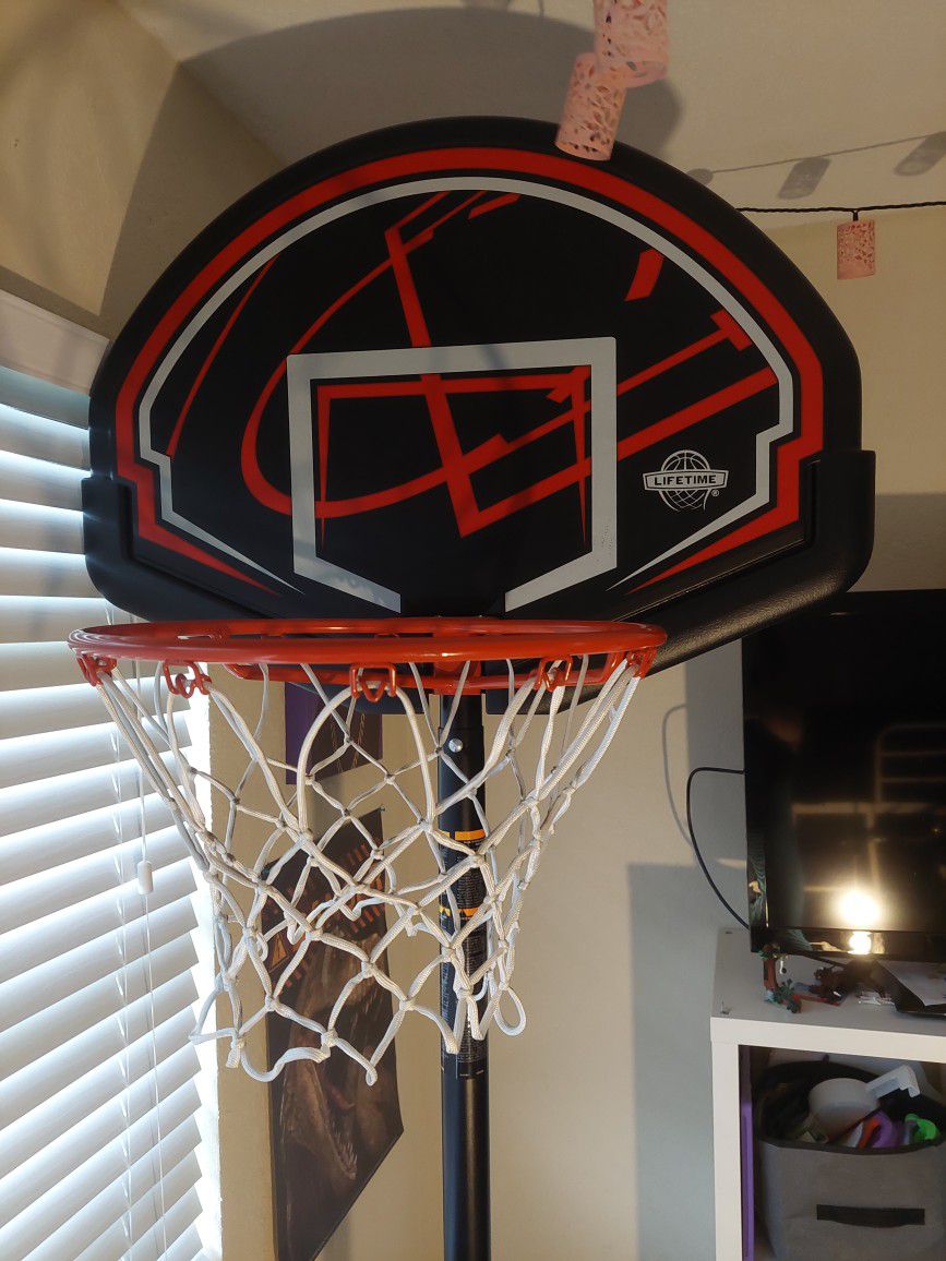 ALMOST NEW Basketball Hoop
