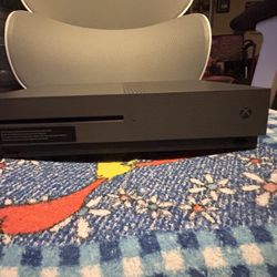 Xbox One S 500GB – MINT Condition – 3 Controllers + Charging Dock – Ready Today 