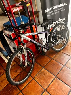 TREK MENS MOUNTAIN BIKE