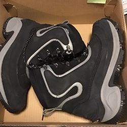Size 8 Columbia Women’s Snow boots