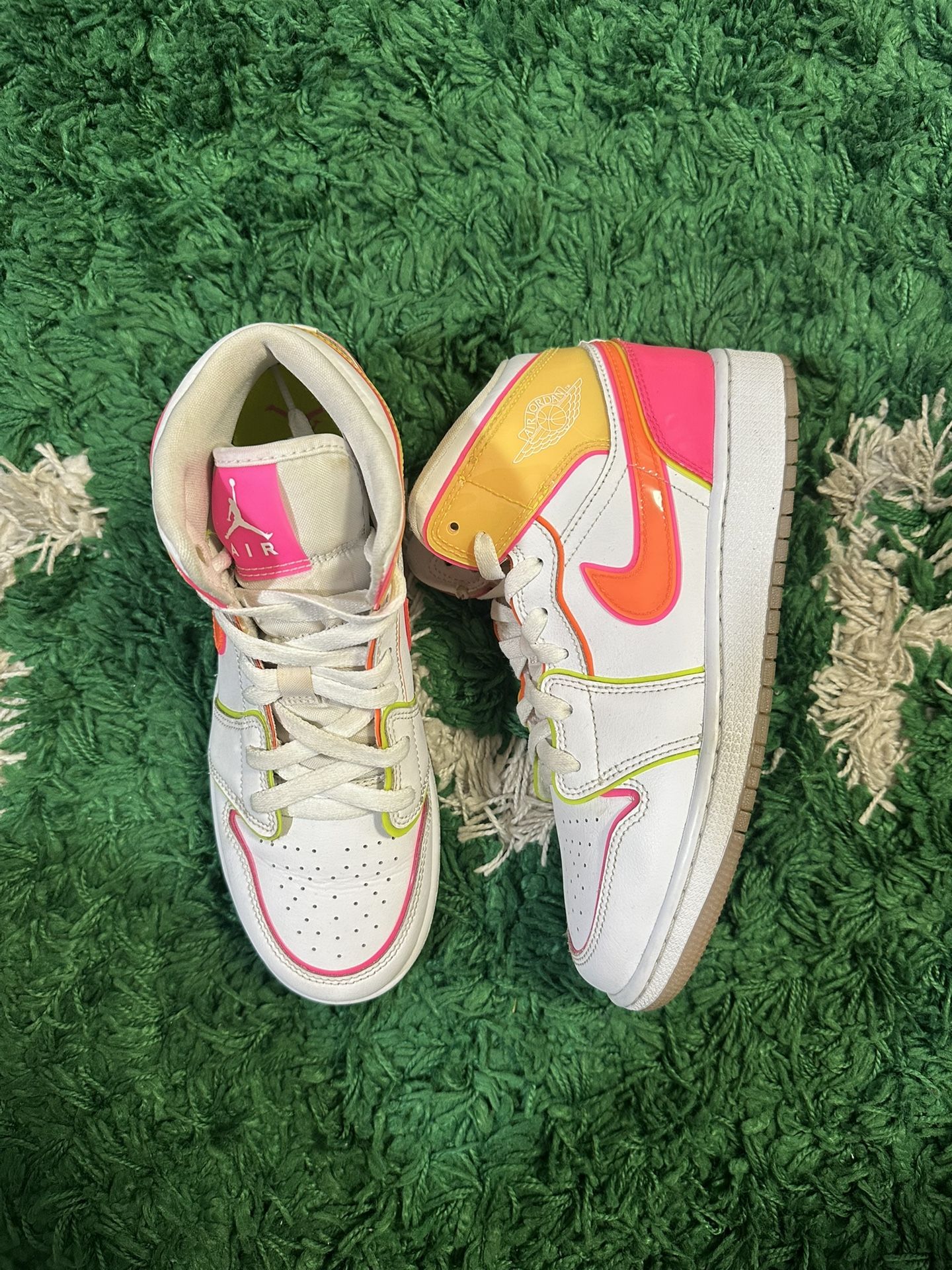 Nike Air Jordan 1 Mid Edge Glow Size 5.5Y/7 Women’s