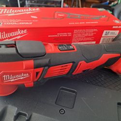 Milwaukee

M18 18V Lithium-Ion Cordless Oscillating Multi-Tool (Tool-Only)