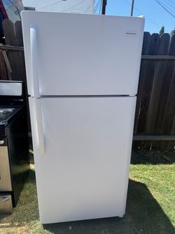 Frigidaire Top-Freezer Refrigerator White