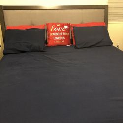 King Size Bed with 5 Complete Sets Of bedsheets In 5 Colors:red, black,navy Blue, purple& peach