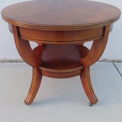 Like New,  Beautiful Coffe Table or Bigger Side Table / Night Stand