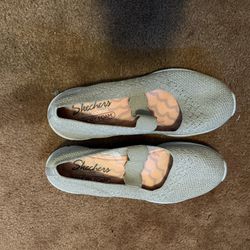 Sketchers Slip On Sneakers Women’s Size 8 Shoes