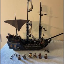 4184 Retired Rare Disney pirates of the Caribbean Black Pearl Lego ship with mini figures