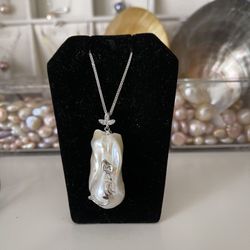 Baroque pearl pendant