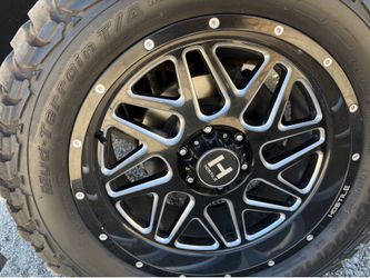 Title:   BFGoodrich Mud-Terrain T/A KM3 Tires on Hostile Wheels - LT285/55R20