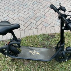 Phantom R1 Seated E-Scooter 