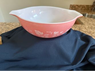 PYREX 4 qt. Bowl Vintage Pink Gooseberry Motif see photo for small chip in rim, priced accordingly
