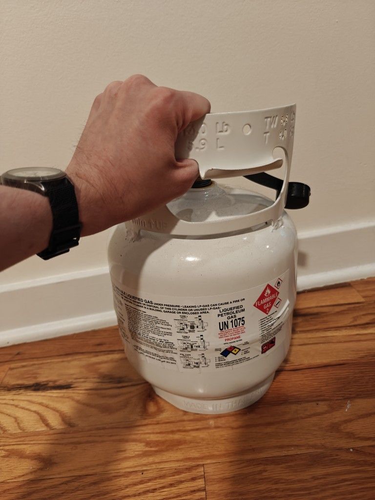13 LB, 5.9 L Portable propane tank Empty!