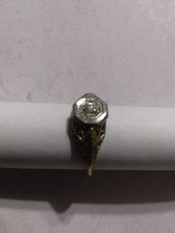 14 Karat Gold Ring With One Small Diamond In The Center Size 5 Used