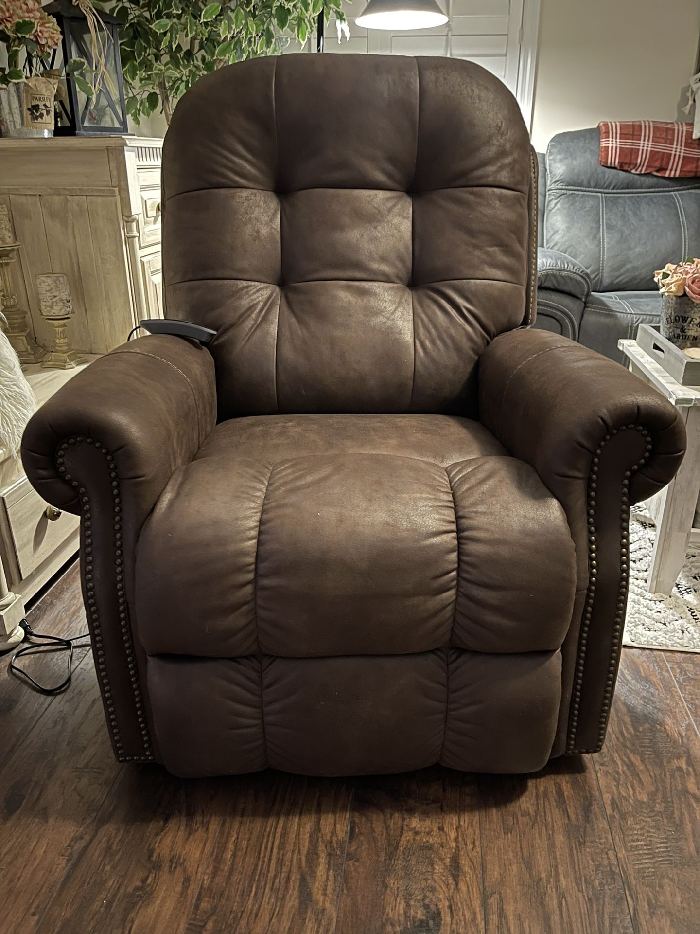 Reclining Power Lift Chair That Massages, Heats Up & Is Like New