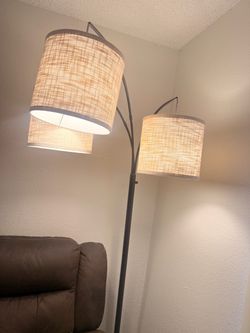 Floor lamp with 3 movable arms