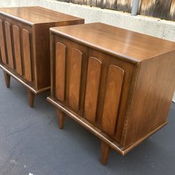 Mid Century Pair Of Nightstands