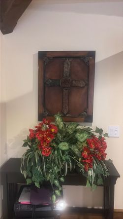 Cross picture with floral arrangements