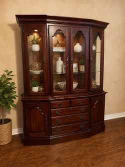 Kincaid Lighted Curio/China Cabinet – Solid Wood – Excellent Condition
