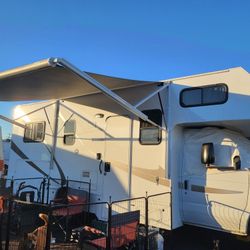 2019 Thor Majestic RV Class C  25ft