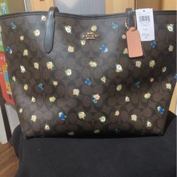 Beautiful Coach Tote 👜 $160🎁🎄