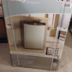 *NEW* DANBY STAINLESS STEEL MINI FRIDGE/REFRIGERATOR BAR/BBQ/STUDIO/CONDO/APT/APARTMENT/MAN CAVE/GARAGE/POOL AREA/GAZEBO 