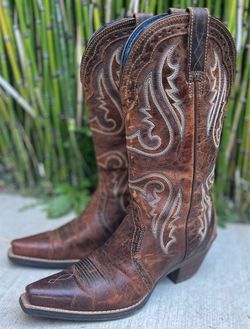 Ariat women's western cowgirl boots.. Sz 6.5B..Located west roseville..
