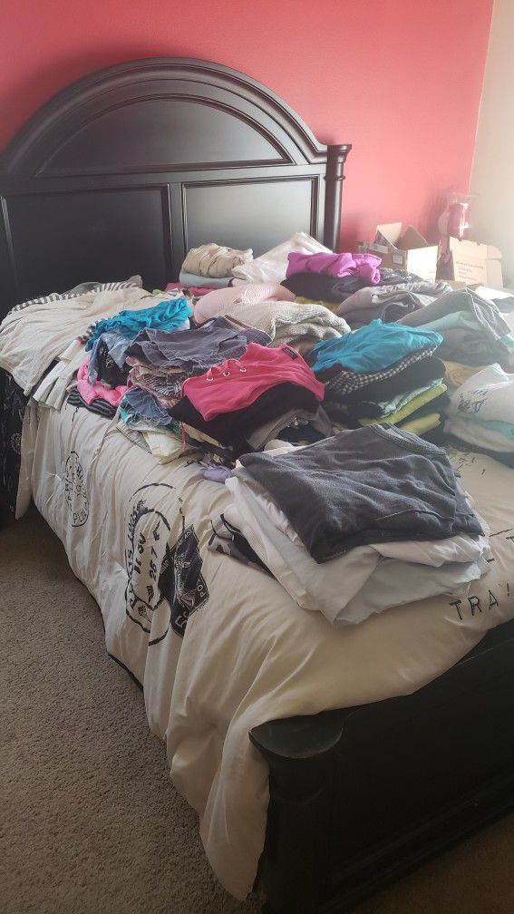 HUGE LOT of Clothing!!! Over 200 Pieces..men's, Women's.  Mostly Name Brands, Several With Tags Still!!