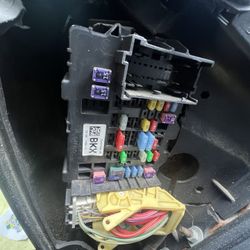 15-18 GMC Sierra Silverado 1500 Right RH Cabin Fuse Junction Box ((contact info removed)6_02)