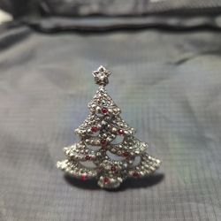 Pin Brooch Vintage 1990 Victorian Avon Christmas Tree.