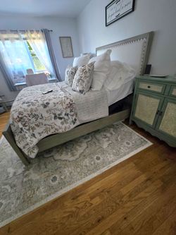 ADJUSTABLE bed FRAME ONLY queen  LITTLE USE