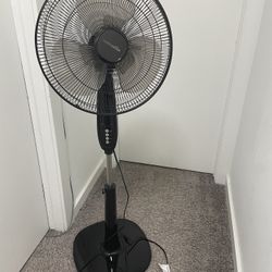 Amazon basics 16” Pedestal Fam With Remote