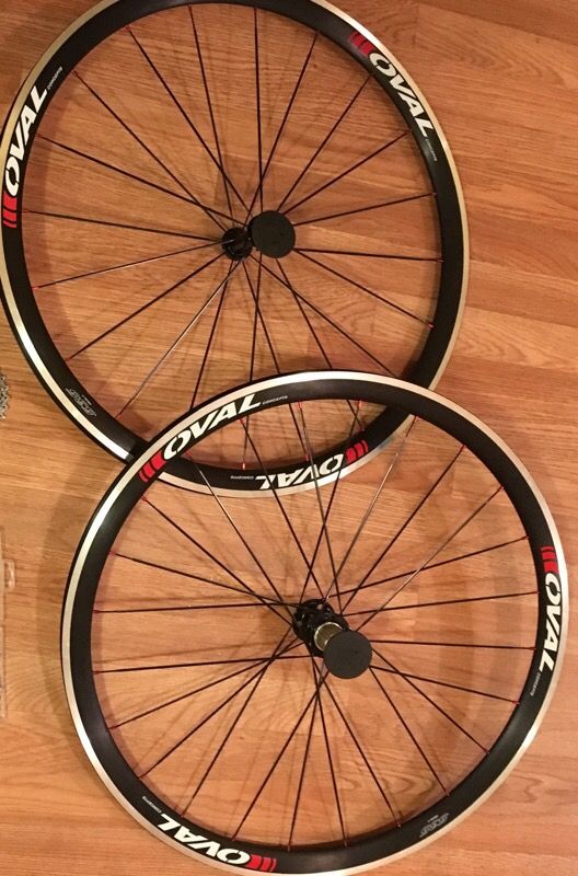 For sale is a new, never used road bike Oval 535 Wheelset. They have never been ridden on. Clincher, 700c, freehub Shimano/SRAM 10/11, Total weight: