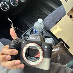 Sony A7R III – 42.4MP Full-Frame Mirrorless (Under 3K Shutter Count)