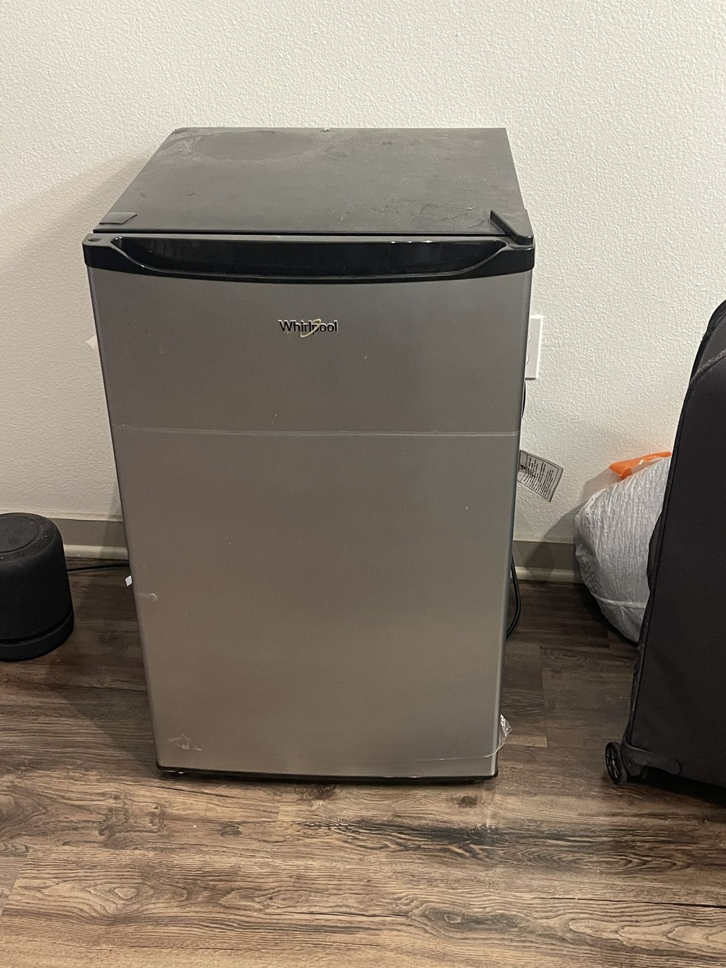 Mini Fridge 15$ Must Come Pick Up By Oct 4th
