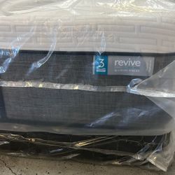 Cal King Mattress (Memory Foam Hybrid Living Spaces) Floor model !! 