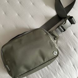 Lululemon Belt Bag 2L in Grey Sage