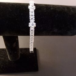 Diamond Like Bracelet Silver Plated  Very Pretty On .    Size  . 7" .