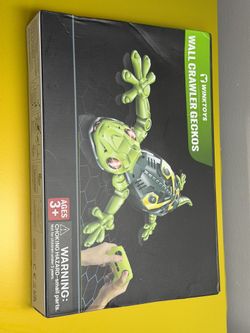 Winktoys Wall Crawler Gecko RC Toy LED Eyes Remote Control Climbing Lizard